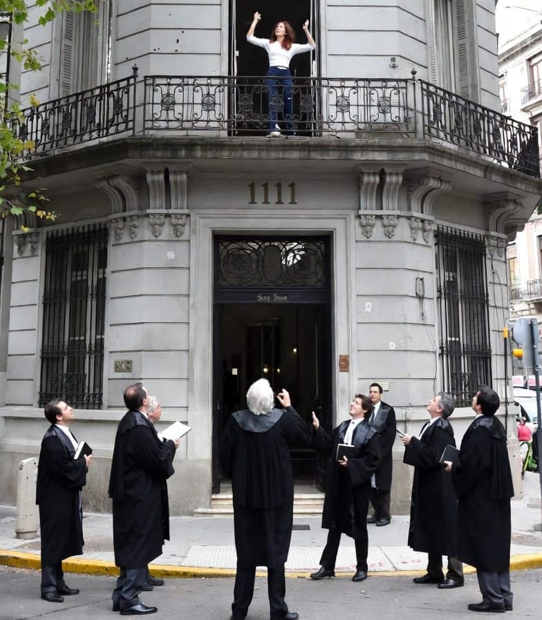 Los jueces miran al balcón y convierten condena en decorado