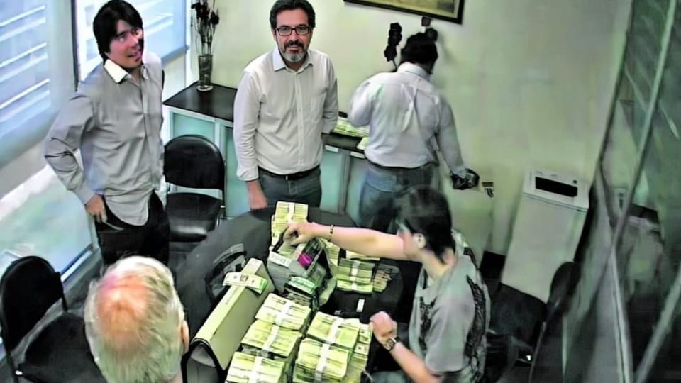 Los "golpes de timón" políticos son la defensa de una sociedad abusada